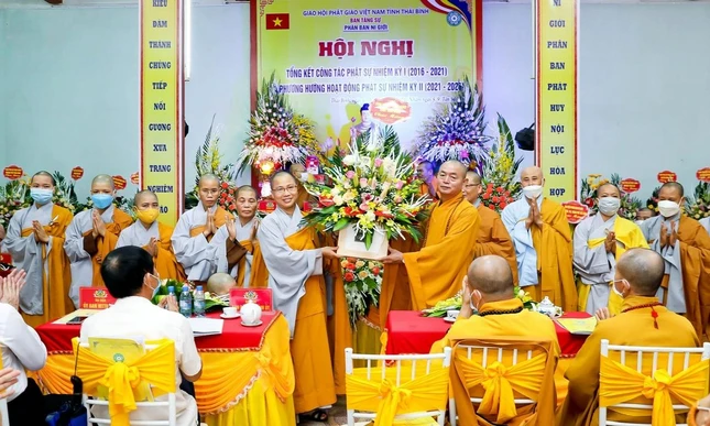 Thượng toạ Thích Thanh Hòa chúc mừng Sư cô Thích Đàm Lương đảm nhiệm vai trò Trưởng Phân ban Ni giới Phật giáo tỉnh nhiệm kỳ 2021-2026