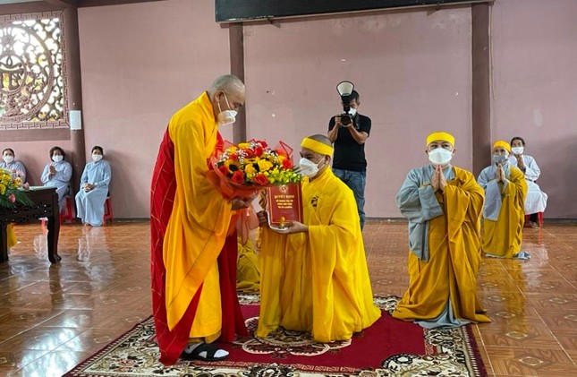 Hòa thượng Thích Từ Vân trao quyết định, hoa chúc mừng đến Đại đức Thích Trung Kim