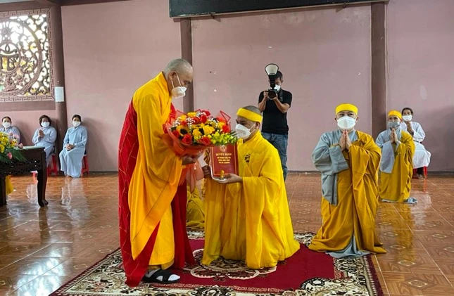 Hòa thượng Thích Từ Vân trao quyết định, hoa chúc mừng đến Đại đức Thích Trung Kim