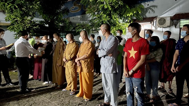 Lãnh đạo TP.HCM trao Bằng khen tri ân Tăng Ni, Phật tử dấn tham tham gia tuyến đầu chống dịch