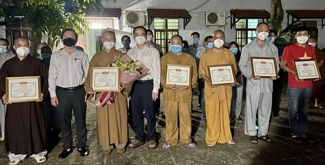 Lãnh đạo TP.Biên Hòa trao Bằng khen đến tình nguyện viên