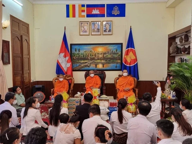 Lễ cúng dường đến chư Tăng