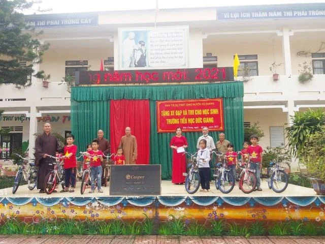 Trao tặng xe đạp cho các em học sinh nghèo Trường Tiểu học Đức Giang