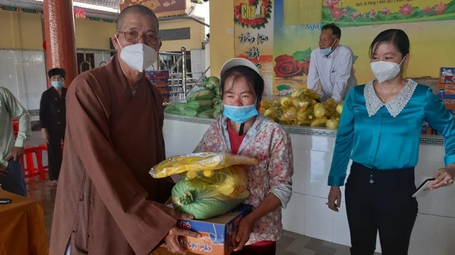 Thượng tọa Thích Lệ Tấn trao quà đến người nghèo