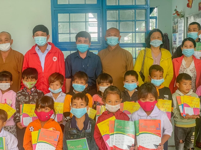 Động viên các em học sinh nhân năm học mới