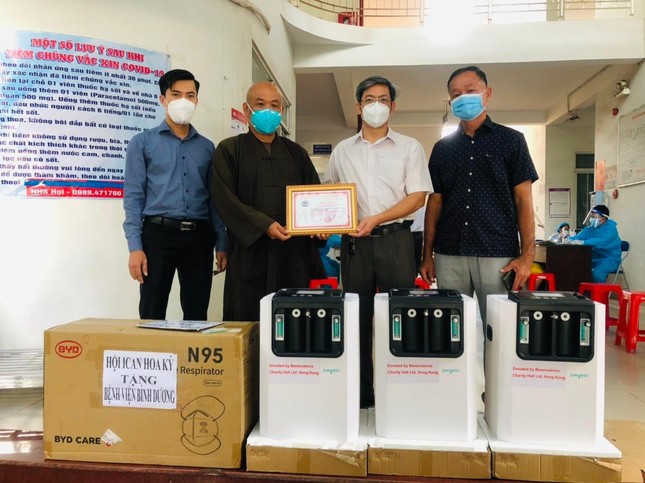 Đại diện Ban Giám đốc Bệnh viện Bình Dương trao tặng tri ân đến Hòa thượng Thích Chơn Tịnh - Ảnh: T.Q