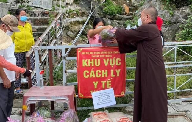 Trao quà đến người dân khó khăn ở Vĩnh Trường, TP.Nha Trang