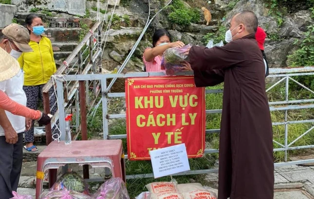 Trao quà đến người dân khó khăn ở Vĩnh Trường, TP.Nha Trang Trao quà đến người dân khó khăn ở Vĩnh Trường, TP.Nha Trang