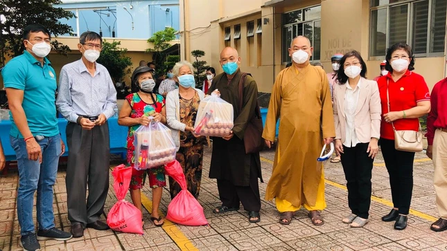 Hòa thượng Thích Chơn Tịnh, Thượng tọa Thích Huệ Công trao quà đến những gia đình khó khăn