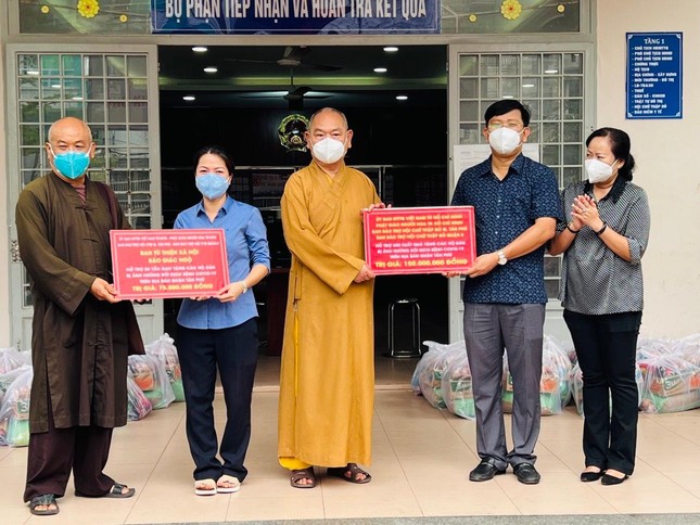 Trao bảng tượng trưng đến đại diện các cơ quan để hỗ trợ người nghèo