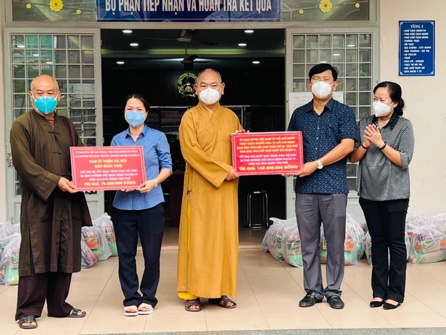 Trao bảng tượng trưng đến đại diện các cơ quan để hỗ trợ người nghèo