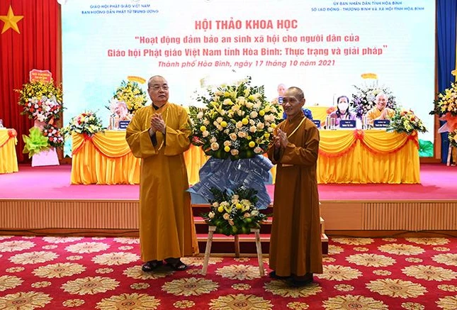Hòa thượng Thích Thanh Nhiễu tặng hoa chúc mừng
