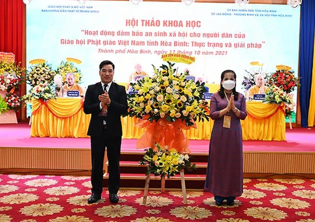 Lẵng hoa của Ban Tôn giáo Chính phủ chúc mừng