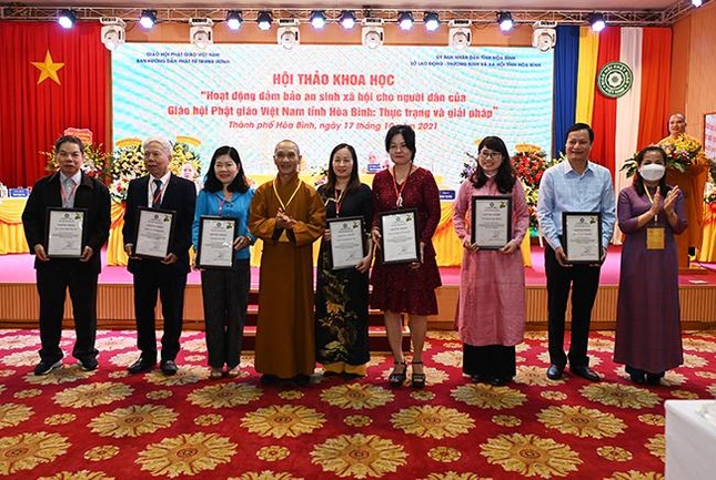 Trao chứng nhận tham gia hội thảo đến ác nhà khoa học