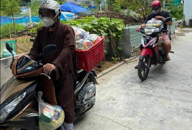Đại đức Thích Thông Thuận chở quà đến trao người nghèo trên địa bàn TP.Nha Trang