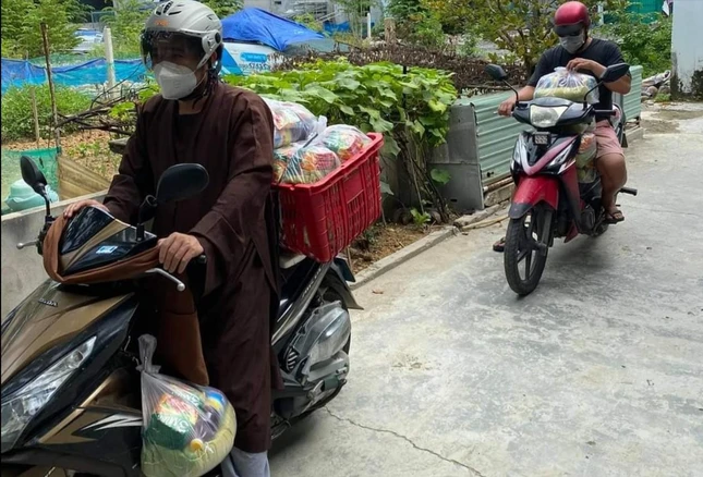 Đại đức Thích Thông Thuận chở quà đến trao người nghèo trên địa bàn TP.Nha Trang