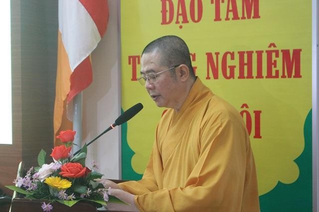 Thượng tọa Thích Thường Chiếu, Trưởng ban Hướng Dẫn Phật tử GHPGVN tỉnh đọc diễn văn khai mạc hội nghị