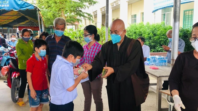 Tặng 100 phần quà cho học sinh - Ảnh: TQ