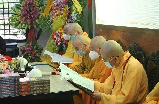 Chư tôn đức tham khảo bản báo cáo hoạt động Phật sự