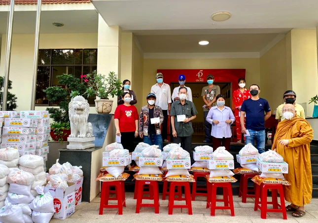 Ban Từ thiện - Xã hội báo Giác Ngộ trao quà hỗ trợ 100 lao động khó khăn Ban Từ thiện - Xã hội báo Giác Ngộ trao quà hỗ trợ 100 lao động khó khăn