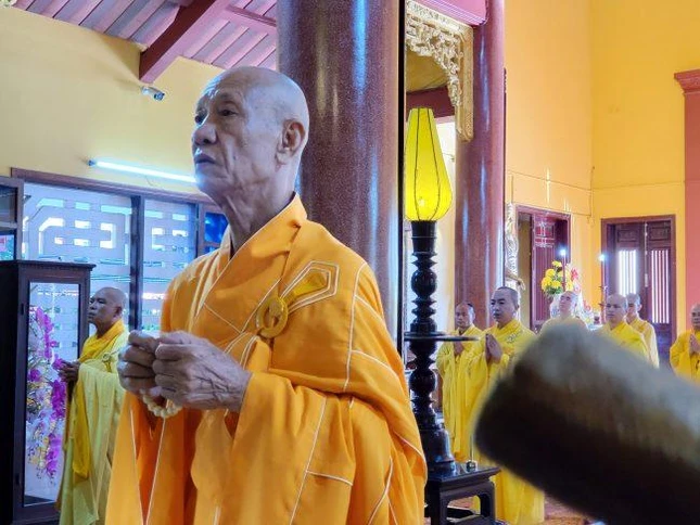 Hòa thượng Thích Từ Tánh tham dự bố-tát cùng đại chúng Hòa thượng Thích Từ Tánh tham dự bố-tát cùng đại chúng