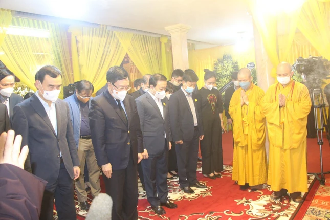 Lãnh đạo Thường trực Chính phủ nước CHXHCNVN dành phút mặc niệm Đức Pháp chủ GHPGVN - Ảnh: PSO