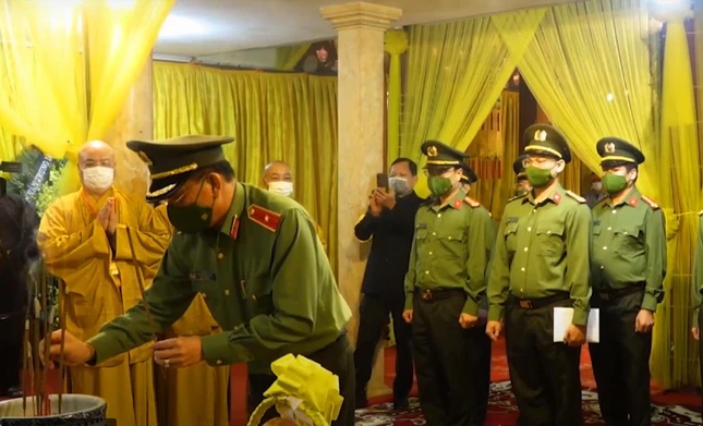 Cục An ninh nội địa do Thiếu tướng Phạm Ngọc Việt làm trưởng đoàn, dâng hương tưởng niệm Đức Pháp chủ GHPGVN - Đại lão Hòa thượng Thích Phổ Tuệ