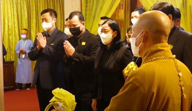 Ban Dân vận Trung ương, do bà Bùi Thị Minh Hoài làm trưởng đoàn kính viếng Giác linh Đức Pháp chủ GHPGVN