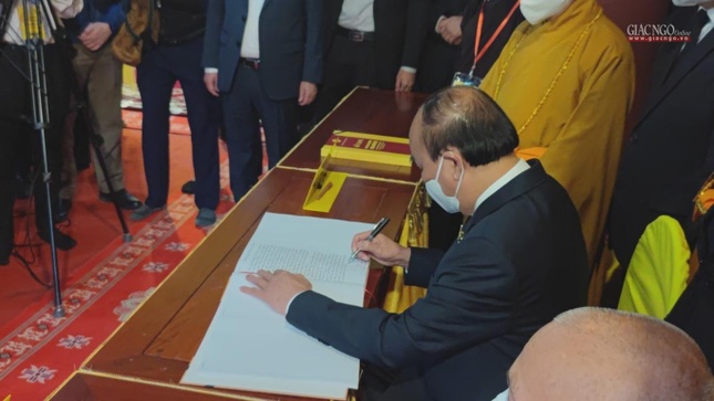 Chủ tịch nước Nguyễn Xuân Phúc viết sổ tang lưu niệm