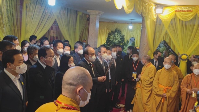 Phái đoàn lãnh đạo Đảng, Quốc hội, Chính phủ, Bộ Nội Vụ, Ban Dân vận, Ủy ban Trung ương MTTQVN, Ban Tôn giáo Chính phủ, UBND TP.Hà Nội do Chủ tịch nước Nguyễn Xuân Phúc làm trưởng đoàn thành kính niêm hương tưởng niệm trước Giác linh đài Đức Pháp chủ GHPGVN