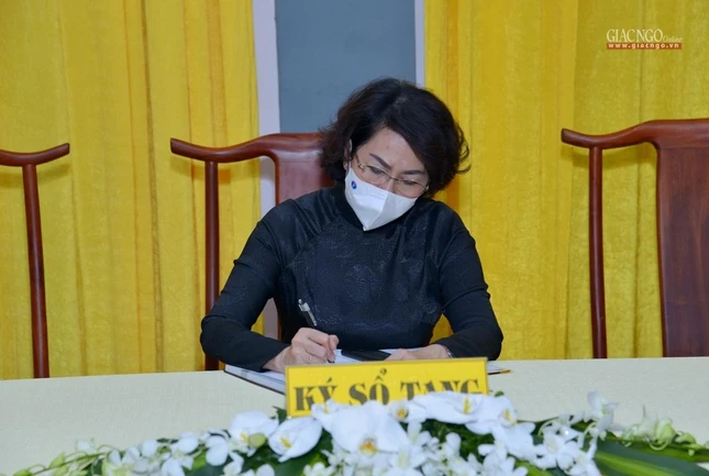 Bà Tô Thị Bích Châu viết sổ tang phân ưu