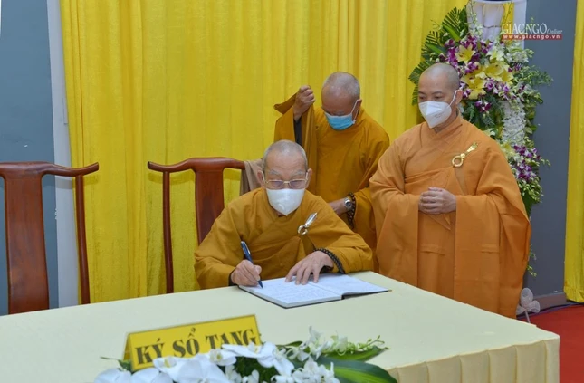 Hòa thượng Thích Thiện Đức viết sổ tang lưu niệm