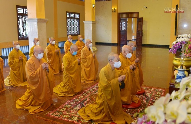 Chư Tăng Ban Trị sự GHPGVN TP.HCM, các tự viện đã đối trước hương án, di ảnh Đức Pháp chủ GHPGVN - Đại lão Hòa thượng Thích Phổ Tuệ thành kính dâng hương tưởng niệm