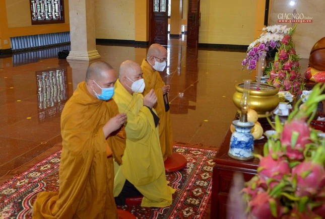 Hòa thượng Thích Hoằng Tri, trụ trì chùa Vạn Đức niêm hương tưởng niệm Đức Pháp chủ GHPGVN