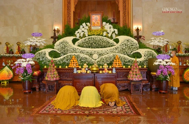 Hòa thượng Thích Hoằng Tri, cùng chư Tăng đảnh lễ trước di ảnh Đức Pháp chủ GHPGVN