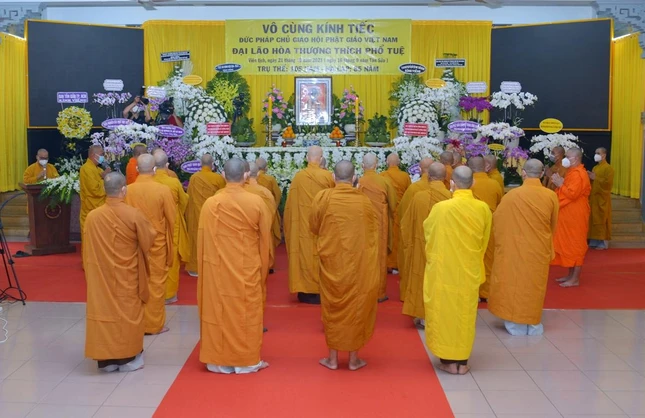 Chư tôn đức Phật giáo TP.HCM trang nghiêm tưởng niệm Đức Pháp chủ tại thiền viện Quảng Đức - quận 3, TP.HCM