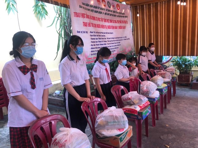 Trao quà đến học sinh khó khăn - Ảnh: TQ