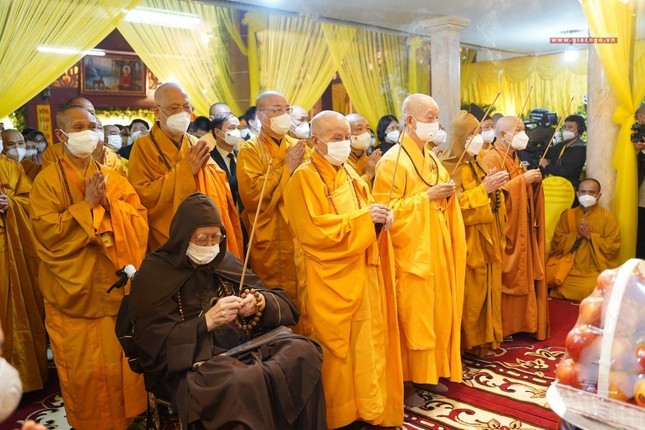 Chư tôn giáo phẩm Hội đồng Chứng minh, Hội đồng Trị sự dâng hương tưởng niệm Đức Pháp chủ GHPGVN