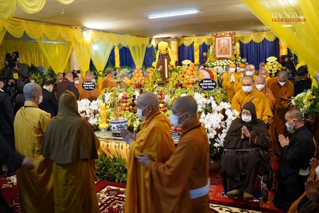 Hòa thượng Thích Trí Tịnh hữu nhiễu kim quan bái biệt Đại lão Hòa thượng