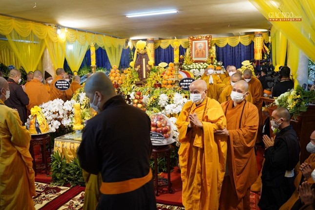 Tiễn biệt người pháp lữ đồng hành