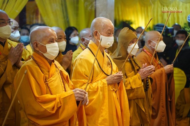 Chư vị giáo phẩm Ban Thường trực Hội đồng Chứng minh, Hội đồng Trị sự dâng hương tưởng niệm Đức Pháp chủ GHPGVN trước lễ truy điệu