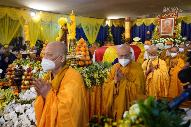 Chư tôn đức Hội đồng Trị sự hữu nhiễu kim quan bái biệt Đức Pháp chủ GHPGVN