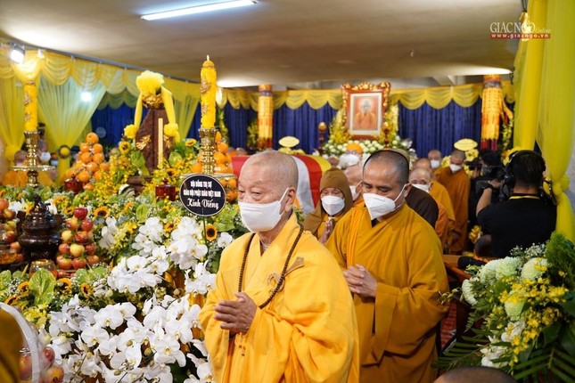 Trưởng lão Hòa thượng Thích Trí Quảng hữu nhiễu kim quan