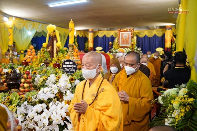 Trưởng lão Hòa thượng Thích Trí Quảng hữu nhiễu kim quan