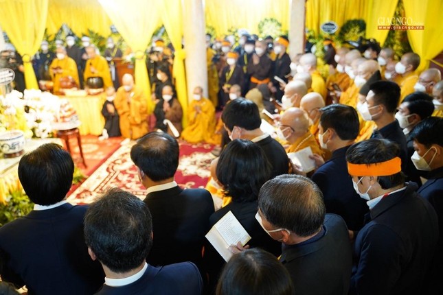 Đại diện các cơ quan dự lễ truy niệm Đức Pháp chủ