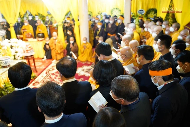 Đại diện các cơ quan dự lễ truy niệm Đức Pháp chủ