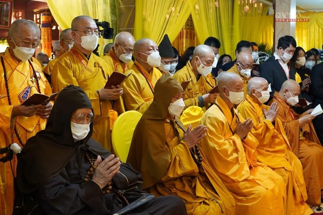 Hội đồng Chứng minh, Hội đồng Trị sự, Tăng Ni tụng thời kinh Chuyển Pháp luân cúng dường trước Giác linh đài Đức Pháp chủ GHPGVN