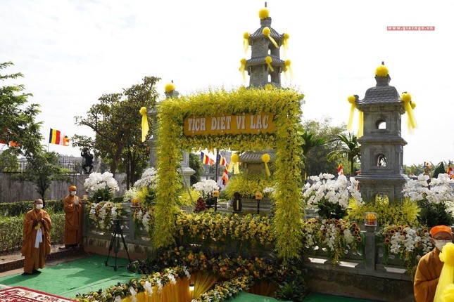 Bảo tháp Đại lão Hòa thượng trong khuôn viên tổ đình Viên Minh, nơi gắn bó cả hành trình tu tập hơn trăm năm của Đại lão Hòa thượng