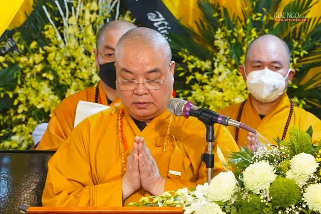 Hòa thượng Thích Thanh Nhiễu đọc lời cảm tạ của Ban Tổ chức