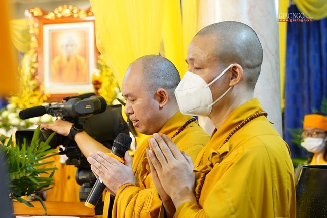 Thượng tọa Thích Đức Thiện điều hành lễ truy niệm, Thượng tọa Thích Minh Quang dẫn chương trình